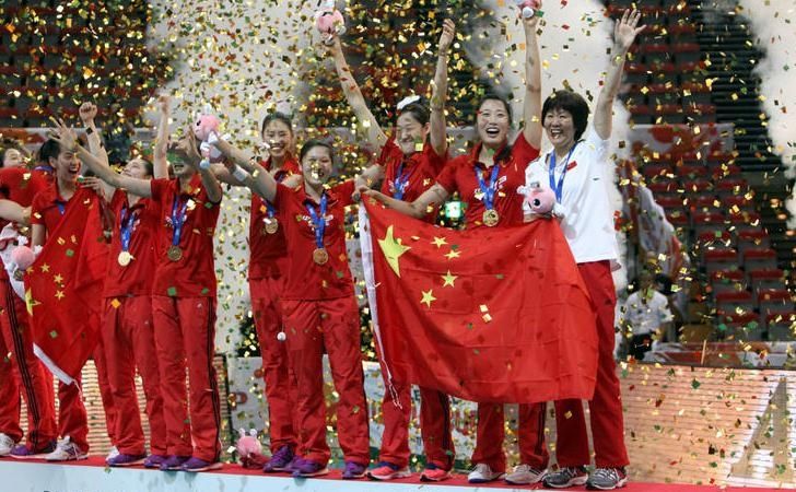 Congratulation:Team China player lifted the FIVB Women's Volleyball World Cup trophy