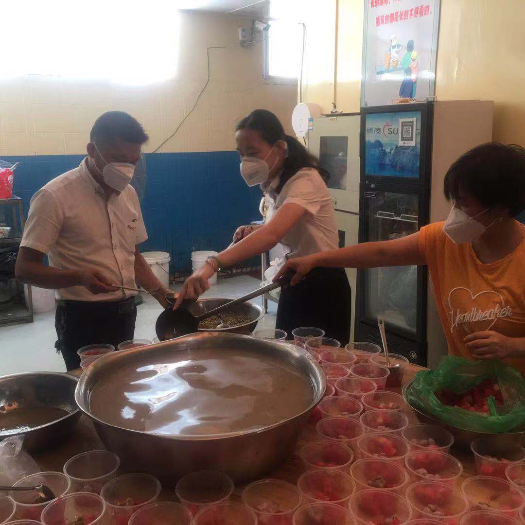 Xingyi Made Four Fruit Soup for Employee to Cool Down in Summer